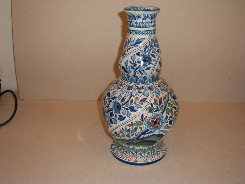 Fles met ornamentaal-floraal decor